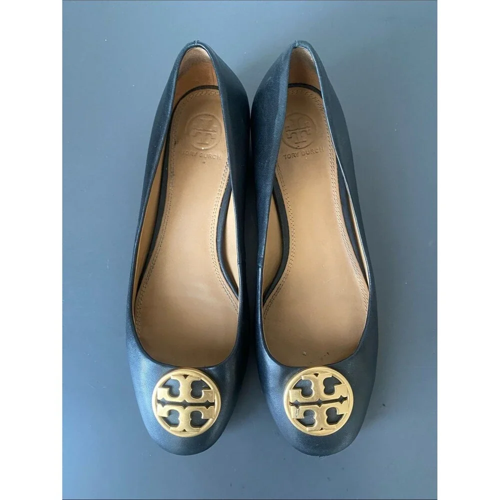 Tory Burch Signature Black Leather Ballet Flats Gold Logo Medallion Sz 7.5 Chic